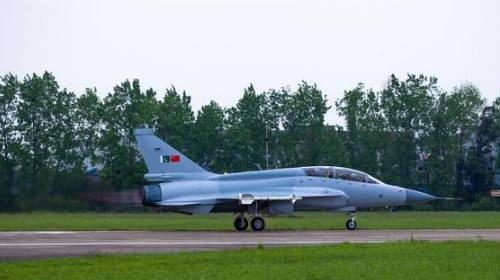 爆料最新战机,我国最新五代战机震撼问世，性能超越F-22！